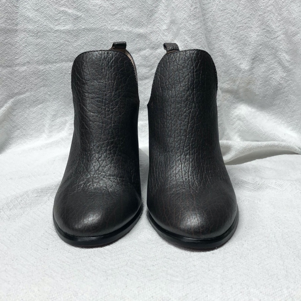 EUC Vince Camuto Dark Brownish/Gray Textured Leather Ankle Booties - Size 9